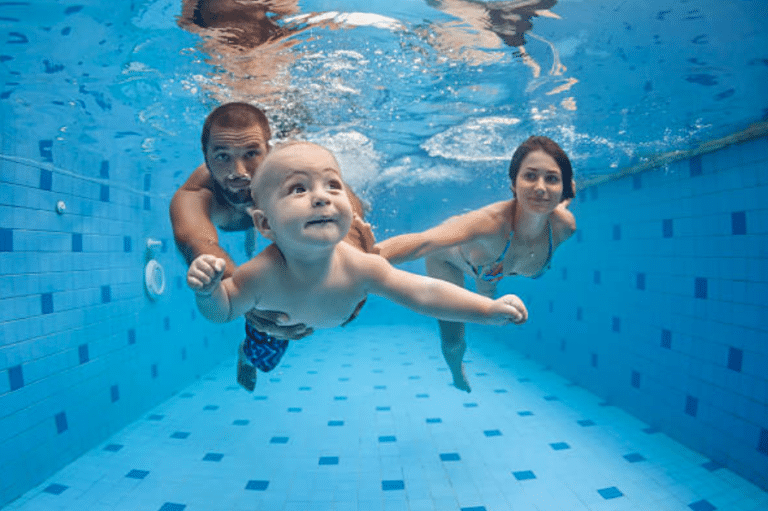 À quel âge pouvez-vous emmener votre bébé à la piscine ?